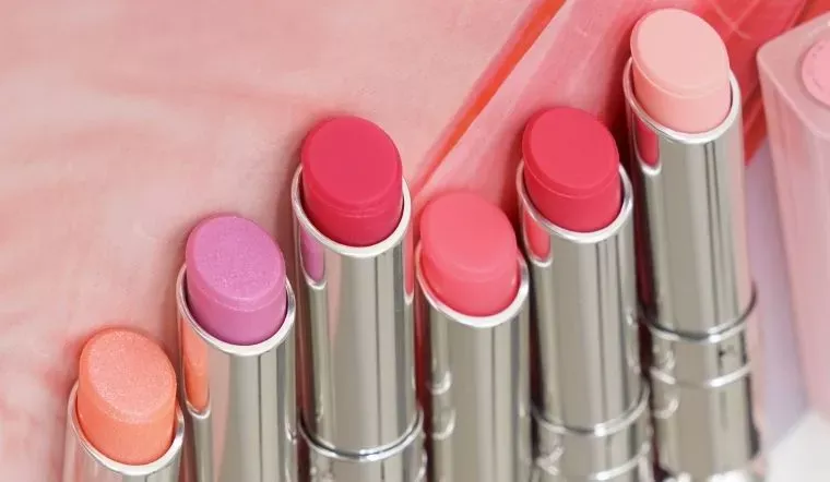 Son môi có tên trong tiếng anh là lipstick